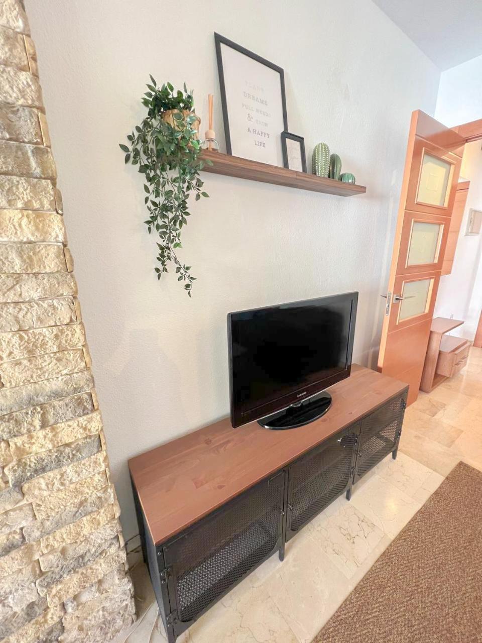 Large & Cozy Centrally Apartment توريمولينوس المظهر الخارجي الصورة